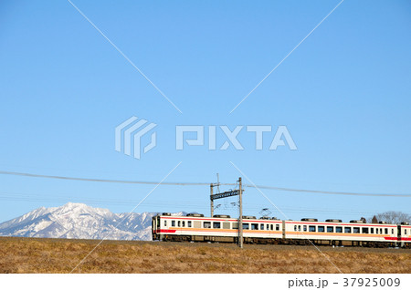 日光連山と東武鉄道6050型電車 37925009