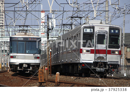 東武伊勢崎線の緩行線を行く列車 東武伊勢崎線の緩行線を行く列車 37925338