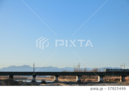 奥多摩と秩父の山を背景に多摩川を渡る中央線189系臨時特急電車 37925499