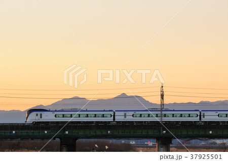 夕焼けの奥多摩と秩父の山を背景に多摩川を渡る中央線E353系特急電車 夕焼けの奥多摩と秩父の山を背景に多摩川を渡る中央線E353系特急電車 37925501