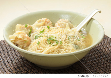 noodles with meat in soup 37926552