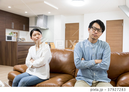 ケンカするカップル ケンカするカップル 37927283