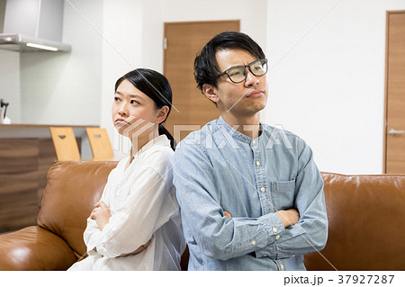 ケンカするカップル 37927287