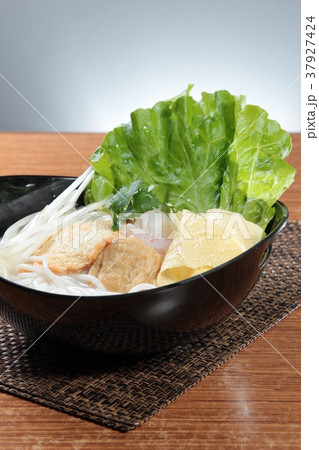 noodles with meat in soup 37927424
