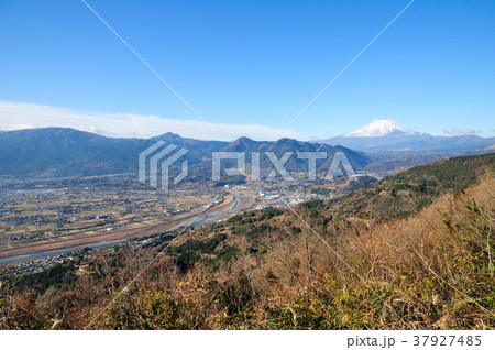 神奈川県松田山から望む富士山と酒匂川の流れ 神奈川県松田山から望む富士山と酒匂川の流れ 37927485