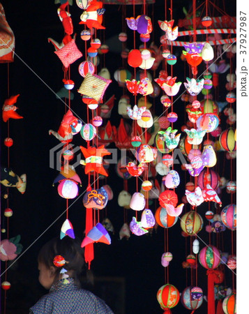 つるし飾りと少女 37927987