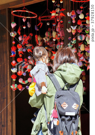 つるし飾りを楽しむ母娘 37928150