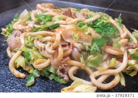 家庭的で素朴な自家製の焼うどん 家庭的で素朴な自家製の焼うどん 37928371