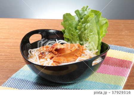 noodles with meat in soup 37929316