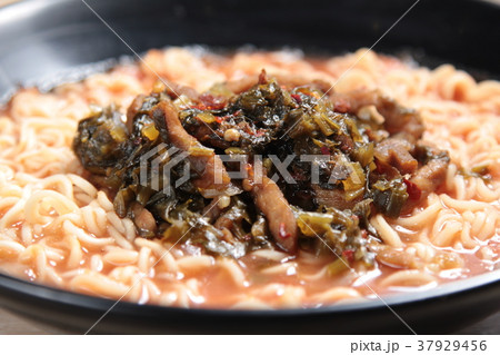 noodles with meat in soup 37929456