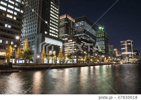 馬場先濠と丸の内オフィス街の夜景 37930018
