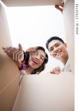 Young asian couple looking into the box 37930749