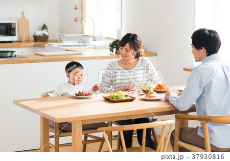 若い家族 食事 の写真素材