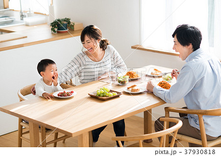 若い家族 食事 の写真素材