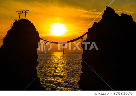 夫婦岩の夕陽 長崎県長崎市野母崎町 の写真素材