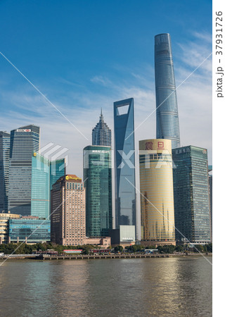 中国・上海の摩天楼　日中 37931726
