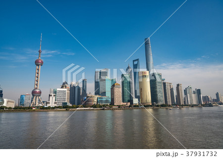 中国・上海の摩天楼　日中 37931732