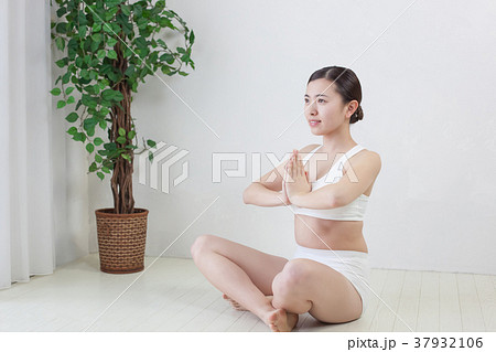 ヨガ 体操 エクササイズ ヨガ 体操 エクササイズ 37932106