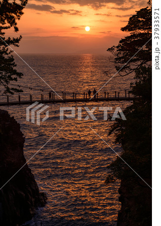【東伊豆】夜明けを迎える、城ヶ崎つり橋 【東伊豆】夜明けを迎える、城ヶ崎つり橋 37933571