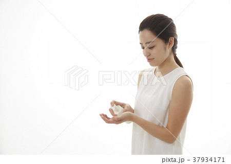 若い女性 スキンケア 若い女性 スキンケア 37934171