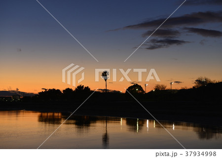 【兵庫県 姫路市】網干なぎさ公園・夕暮れの入り江 【兵庫県 姫路市】網干なぎさ公園・夕暮れの入り江 37934998