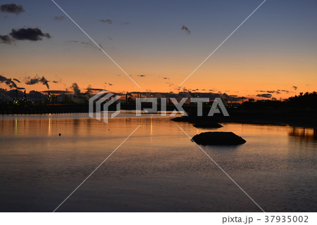 【兵庫県　姫路市】網干なぎさ公園・夕暮れの入り江 37935002