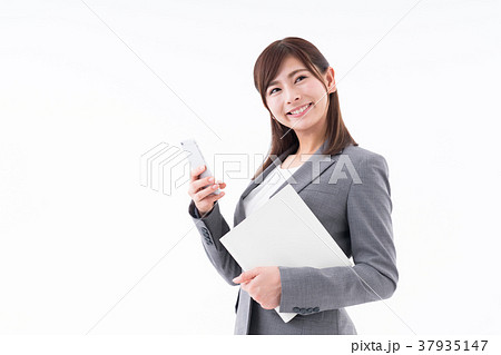 若いビジネスウーマン（スマホ） 37935147