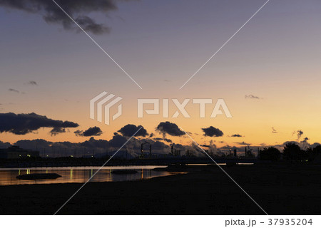 【兵庫県　姫路市】網干なぎさ公園・夕暮れの入り江 37935204