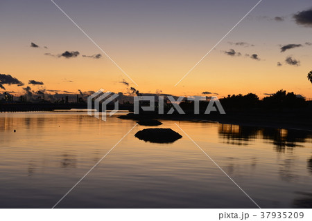 兵庫県 姫路市 網干なぎさ公園 夕暮れの入り江の写真素材