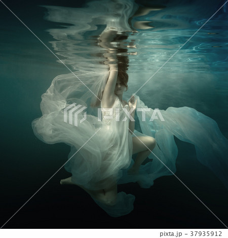 Girl in white dress underwater Girl in white dress underwater 37935912