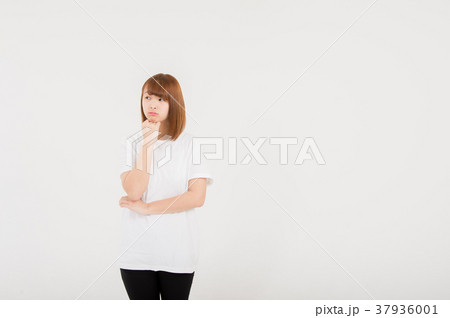 女子高生 高校生 Jk 大学生 一人 かわいい 思考 Tシャツ 思案 想像 悩むの写真素材