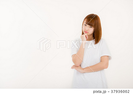 女子高生 高校生 Jk 大学生 一人 かわいい 思考 Tシャツ 思案 想像 悩むの写真素材
