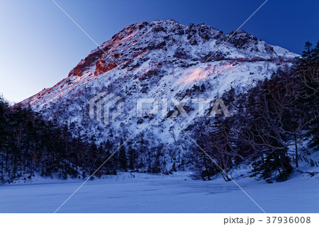 弥陀ヶ池から見る朝焼けの日光白根山山頂 37936008