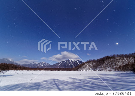 月明かりの奥日光・小田代原から星空と男体山方面の山並み 37936431