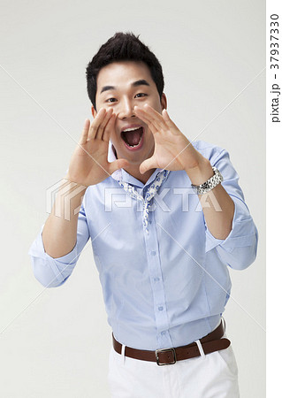 若い男 若い男性 笑顔 37937330
