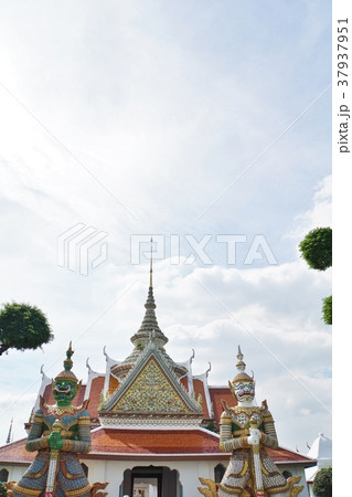 タイ王国バンコクの観光スポット「ワット・アルン(暁の寺)」 タイ王国バンコクの観光スポット「ワット・アルン(暁の寺)」 37937951
