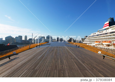 【横浜】大桟橋(大さん橋)国際客船ターミナル(客船入港・停泊風景) 【横浜】大桟橋(大さん橋)国際客船ターミナル(客船入港・停泊風景) 37938084