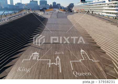 【横浜】大桟橋（大さん橋）国際客船ターミナル（客船入港・停泊風景） 37938231