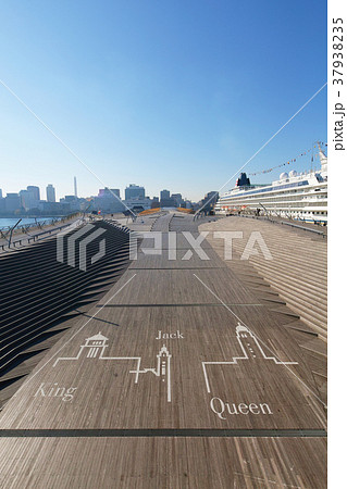 【横浜】大桟橋（大さん橋）国際客船ターミナル（客船入港・停泊風景） 37938235