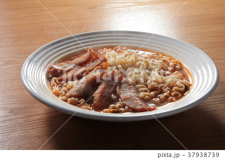 noodles with meat in soup 37938739