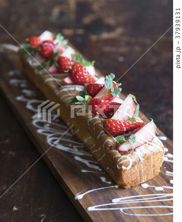 いちごたっぷりのパウンドケーキの写真素材