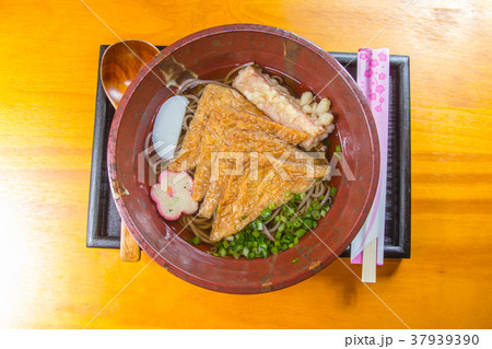 noodles with meat in soup 37939390