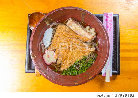 noodles with meat in soup 37939392