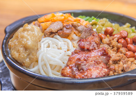 noodles with meat in soup 37939589