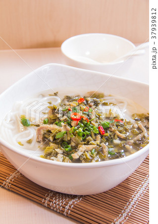 noodles with meat in soup 37939812
