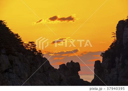 夕焼け 海 岩 37940395