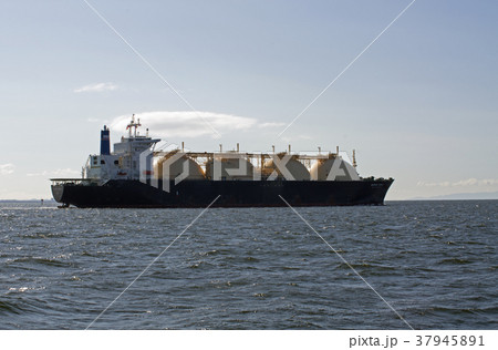 伊勢湾を行くLNGタンカー 37945891