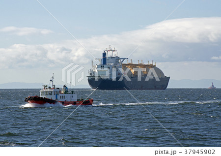 伊勢湾を行くLNGタンカー 伊勢湾を行くLNGタンカー 37945902