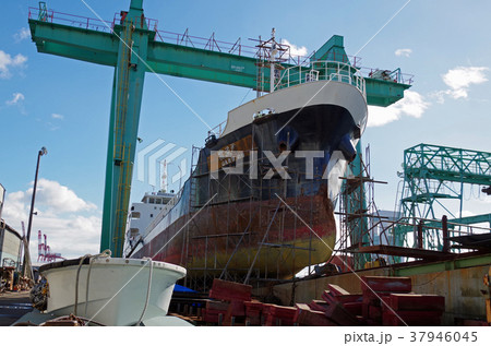 造船所で修繕をする船 37946045