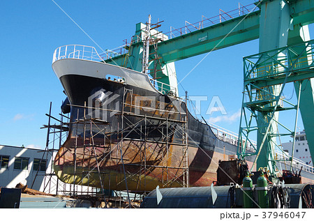造船所で修繕をする船 37946047